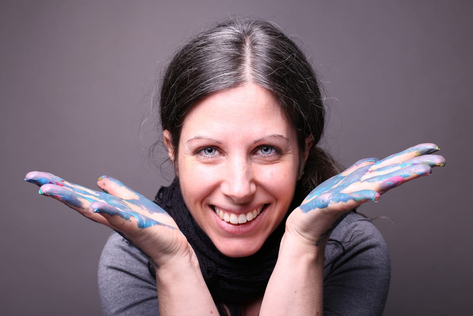 Ursula Strobl mit farbigen Händen, 8 Wochen Freiraum