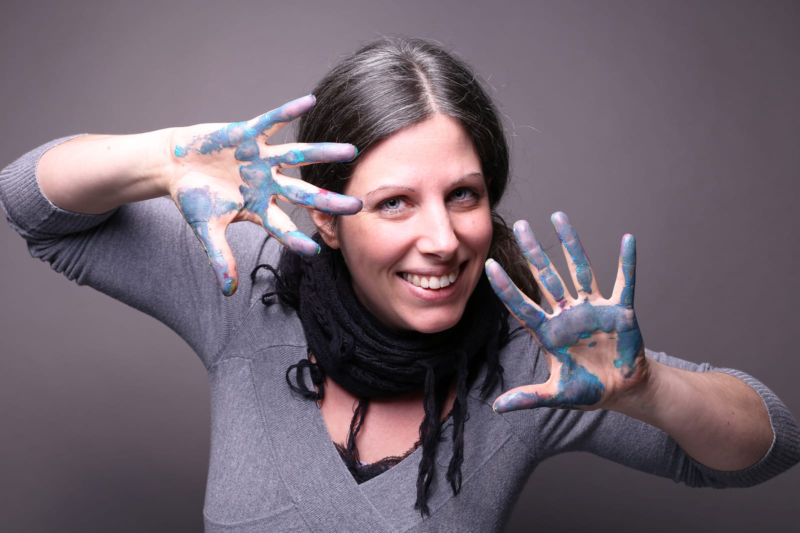 Hände in Farbe, Symbol für den kreativen Prozess in der Maltherapie